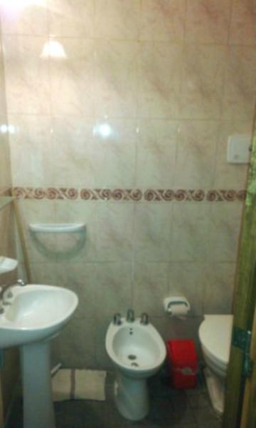 y baño con lavabo y aseo. en Hotel Oasis en Mar del Plata
