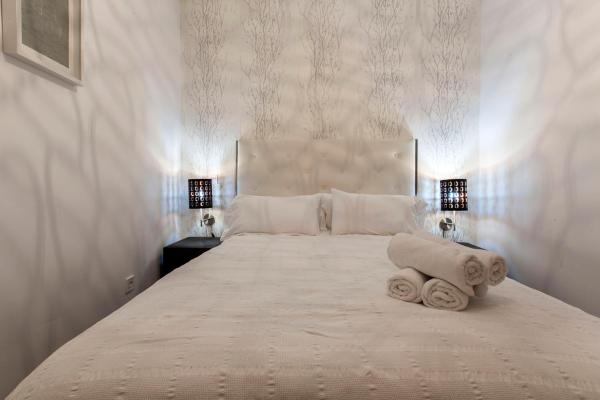 Cama o camas de una habitación en Apartamentos Day Madrid HORNO Centro Gran Via Sol Malasaña