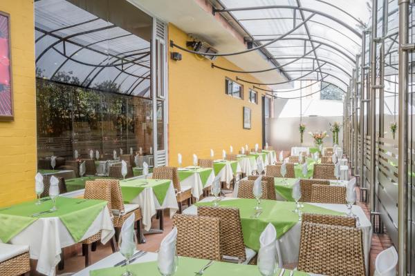 Un restaurante o sitio para comer en Apartamentos Regency La Feria
