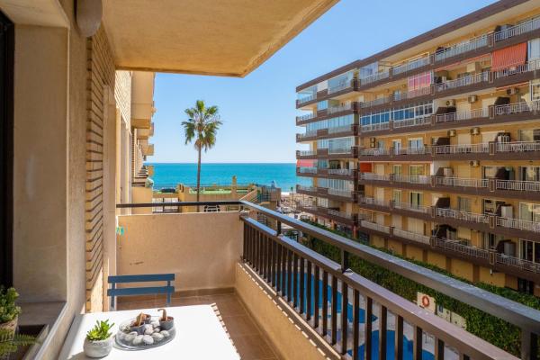 Un balcón o terraza de Estupendo piso en primera línea de playa;  RONDA IV