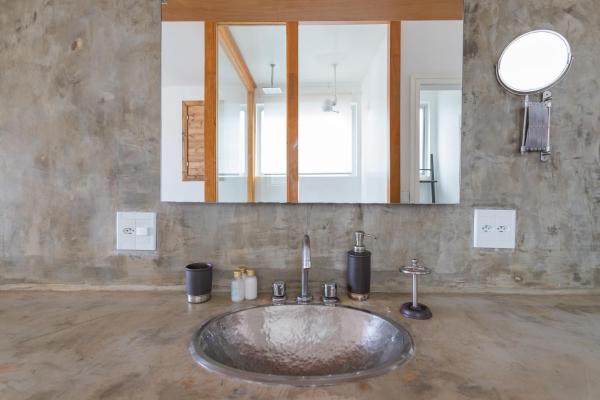 - Baño con lavabo y espejo grande en Ipanema Hills Loft, en Río de Janeiro
