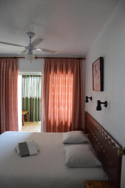 Un dormitorio con una cama grande y una ventana en Provima Anis, en Benidorm