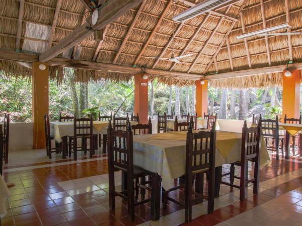 Un restaurante o sitio para comer en Villas PALMIRA - Beach Front