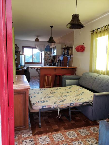 sala de estar con sofá y mesa en Vosso Lar com Vista Gramado, en Gramado