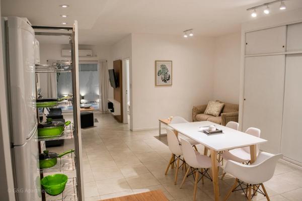 cocina y sala de estar con mesa y sillas en G&G Apartments - Obelisco Perfect location en Buenos Aires