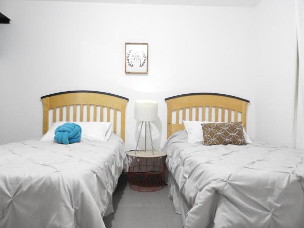 Cama o camas de una habitación en Los Prados Minimalist Home by Lunian