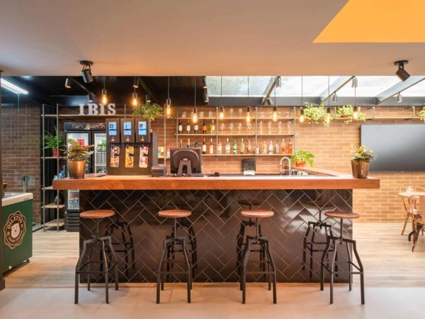 a kitchen with a bar and a counter top at ibis Curitiba Batel in Curitiba