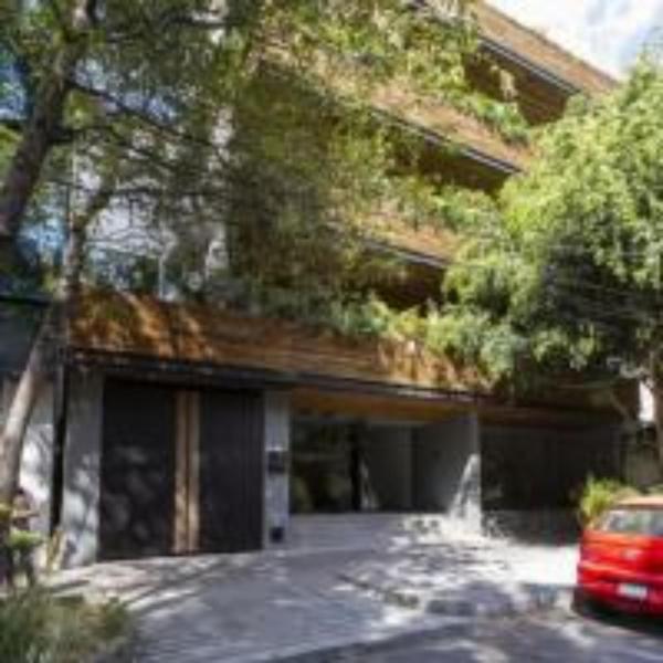 una casa con un coche aparcado delante de ella en 2BR New apartment next to Roma Norte and Reforma, en Ciudad de México
