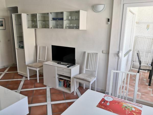 sala de estar con 2 sillas y TV en Skol 536C by Completely Marbella, en Marbella