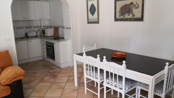 cocina con mesa de comedor en blanco y negro en Skol 318C by Completely Marbella, en Marbella