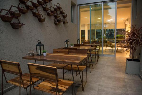 Un restaurant u otro lugar para comer en Ciudad Prado Hotel