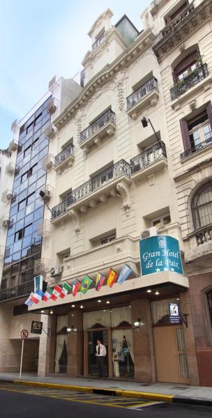 un edificio con una señal delante de él en Gran Hotel De La Paix en Buenos Aires