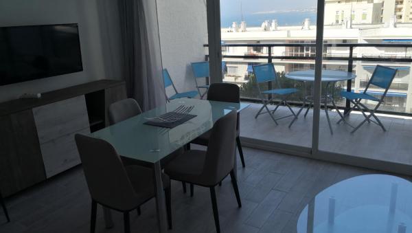Habitación con mesa, sillas y balcón. en Skol 406A by Completely Marbella, en Marbella