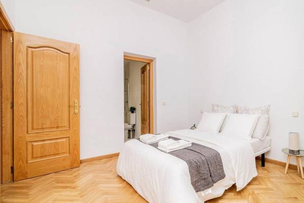 Cama o camas de una habitación en Bello Apartamento en Centro de Madrid, C/Infantas 1-3 by Batuecas
