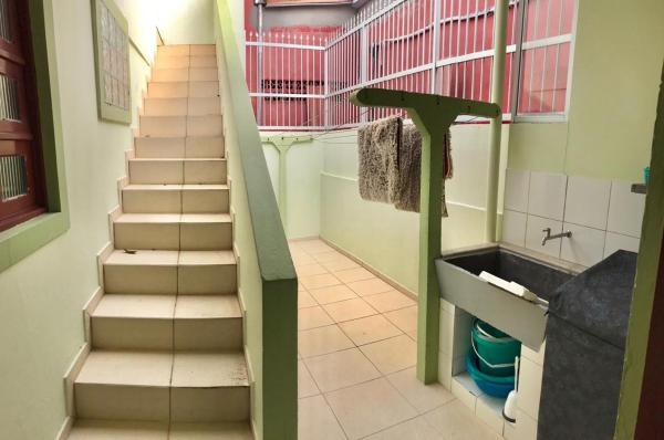 a bathroom with a staircase and a shower and a sink at Casa com Piscina em Ingleses, para 09 pessoas in Florianópolis
