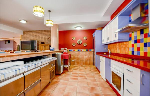 Una cocina o zona de cocina en Bonita casa en Estepona con 6 habitaciones, piscina al aire libre y piscina