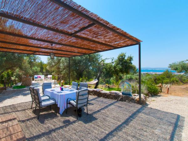 Un restaurante o lugar para comer en Villa Sa Rota, con piscina y vista mar