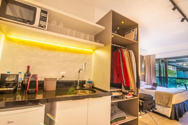 cocina con fregadero y microondas en 360 Suítes República - Apartamentos mobiliados, en São Paulo