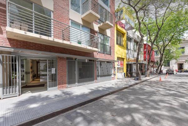una calle vacía delante de un edificio en Fantástico duplex tipo loft en Recoleta en Buenos Aires