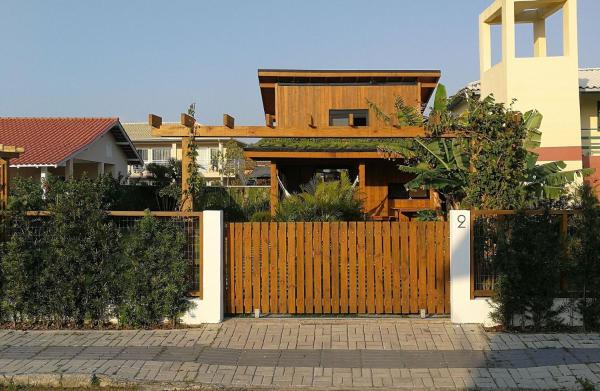 a wooden fence in front of a house at Exclusive EcoHouse! Privacy 100 m Praia Campeche in Florianópolis