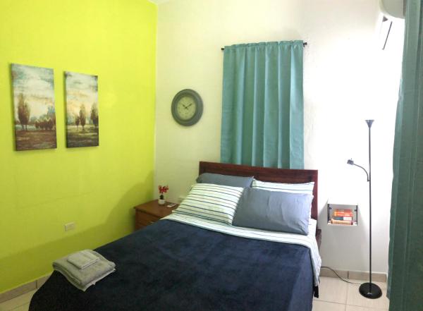 Cama o camas de una habitación en San Juan Metro Host