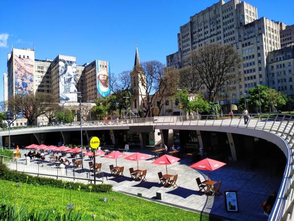 un grupo de mesas con sombrillas rojas en una ciudad en Departamento Unico en Recoleta !! Ubicacion Excelente. en Buenos Aires