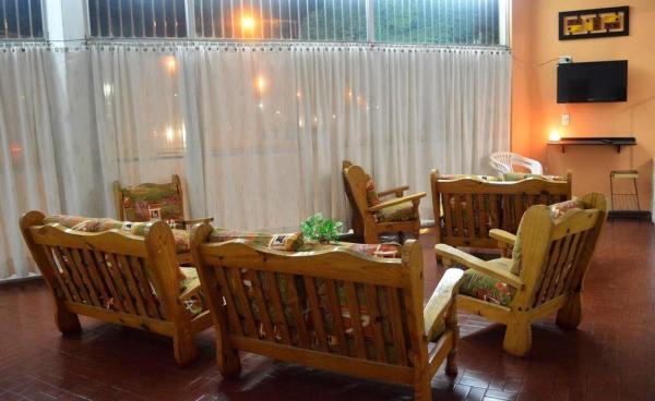 un grupo de sillas y una mesa en una habitación en Citymar Avenida en Villa Gesell