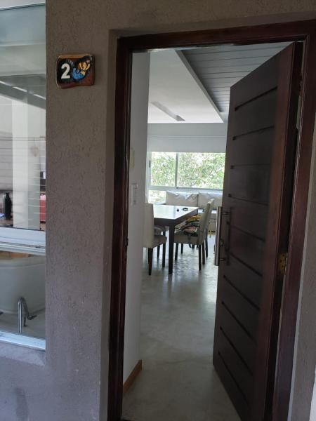 Habitación con mesa y comedor.  en Apartamento Ana del Mar en Las Gaviotas