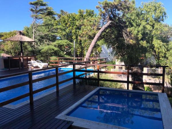una piscina en la terraza de una casa en el Hotel Vesubio II en Villa Gesell