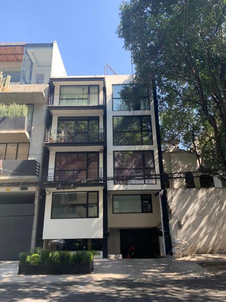 un edificio de apartamentos en una calle con un árbol en 2 Bedroom Garden House Polanco, en Ciudad de México