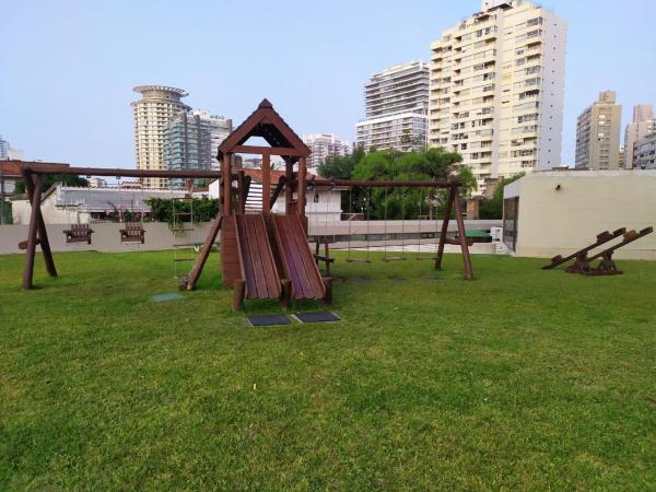 un parque en una ciudad en PARQUEMAR, en Punta del Este