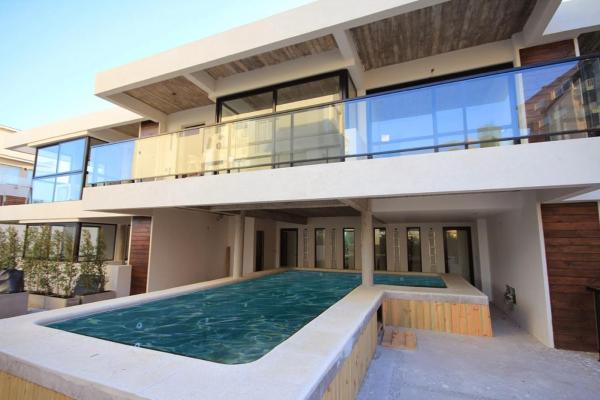 una vista exterior de una casa con piscina en La Barracuda en Pinamar