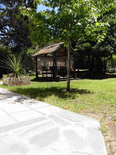 un mirador con mesa de picnic en un parque a 4 SOLES de Villa Gesell