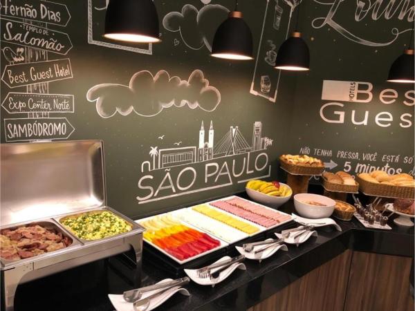 un buffet con diferentes tipos de comida en un mostrador en Best Guest Hotel Expo Anhembi, en São Paulo