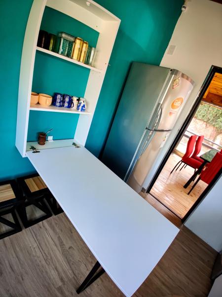 cocina con encimera blanca y refrigerador en UNICA Casa Centro frente al lago, pileta climatizada, 4 dorm, 3 baños, 3 autos, aire, en Villa Carlos Paz
