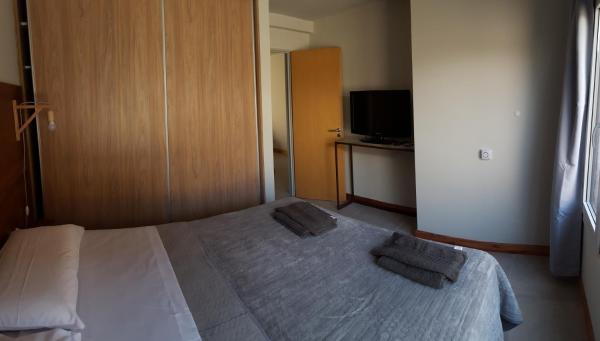 1 dormitorio con 1 cama con 2 almohadas en UMAIN KAYU en San Martín de los Andes
