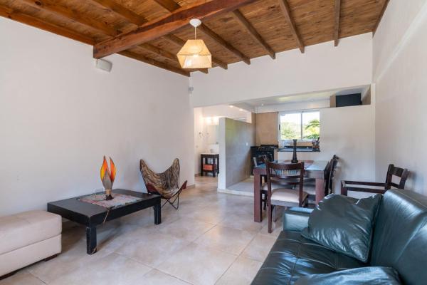 sala de estar con sofá y mesa en PASOS DEL MAR a 300 mts de la playa en Balneario Mar Azul