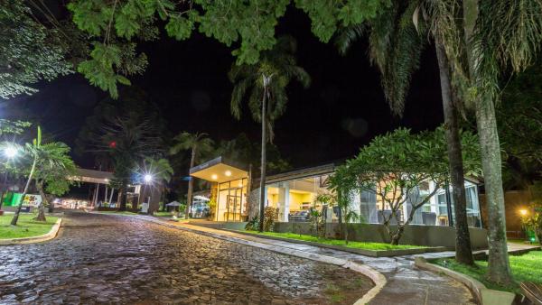 una calle adoquinada frente a un edificio por la noche en Pirayu Hotel & Resort en Puerto Iguazú