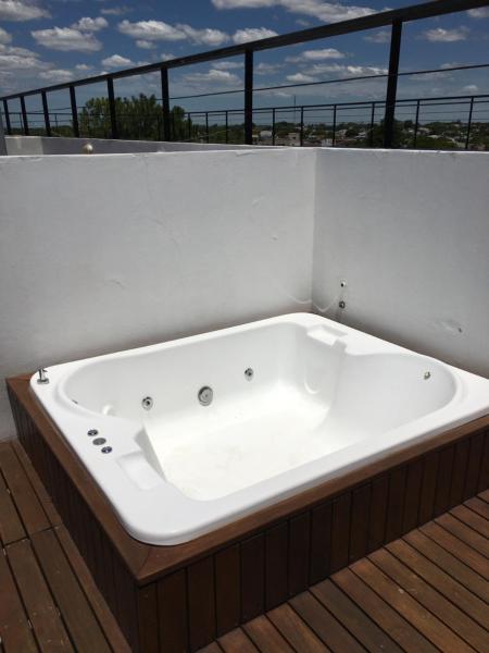 bañera blanca en la cubierta en Departamentos Premium Federación, en Federación