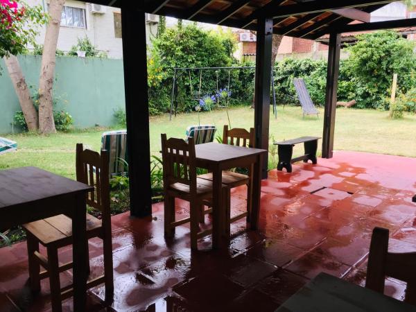 un patio con mesa y sillas en San Remo Punta Hotel, en Punta del Este