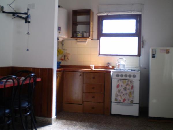 en male kitchen with stove and window at PH a 1 cuadra de la playa, 2 con, patio y parrilla en Villa Gesell