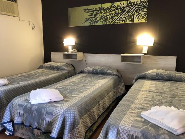 Cama o camas de una habitación en Costanera Hotel