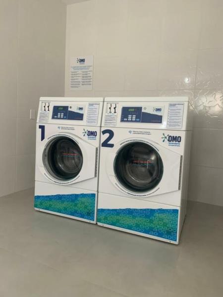 a washing machine sitting in a laundry room at Estrela do Mar in Florianópolis