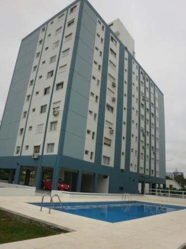 un gran edificio con una piscina frente a él en Apartamento Punta del Este, en Punta del Este