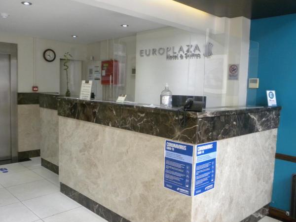 vestíbulo de un hotel con mostrador de recepción en Europlaza Hotel & Suites en Buenos Aires