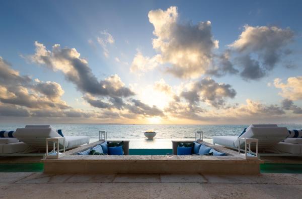 una playa con hamacas y vistas al océano en Villa Sha - Cancun Beachfront, en Cancún