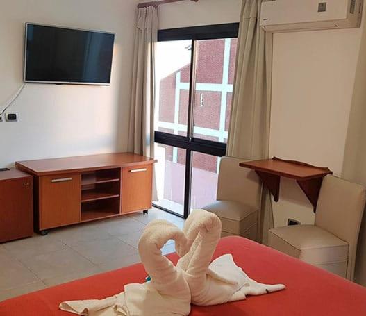 una habitación de hotel con un montón de toallas en una cama en el Hotel Atlantico de Villa Gesell