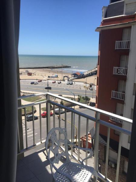 balcón con silla y vistas a la playa en Fantastic View by the Sea en Mar del Plata