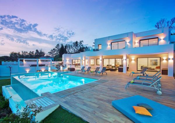 Villa con piscina frente a una casa en Extravagante 8 BDRM Villa In Marbella, Beachside, en Marbella