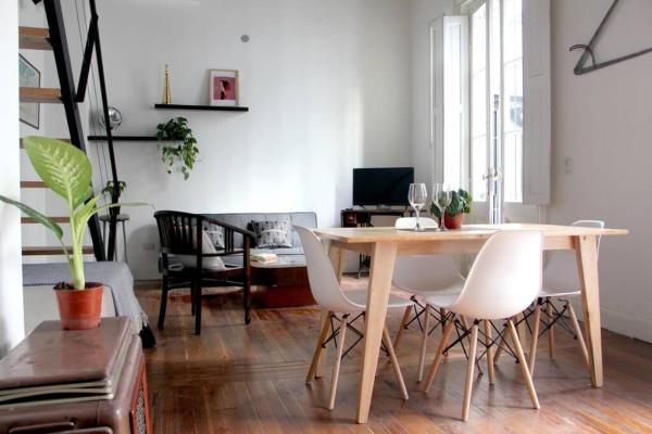 sala de estar con mesa de madera y sillas en Amazing New Loft 2 -Historical Building San Telmo en Buenos Aires